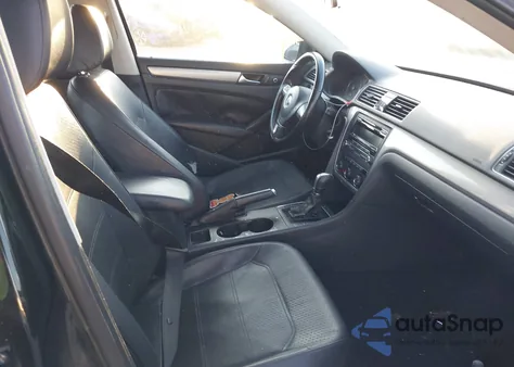 2015 Volkswagen Passat 1.8T Wolfsburg Edition z USA, uszkodzony, nr VIN 1VWAT7A38FC013158